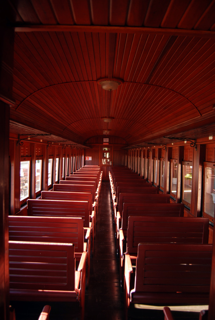 Interior de um dos carros da Classe Turística: bancos de madeira, sem degustação. Entretanto, durante todo o trajeto é possível adquirir das atendentes bebidas e souvenires, como camisetas, bonés, filmes, etc.